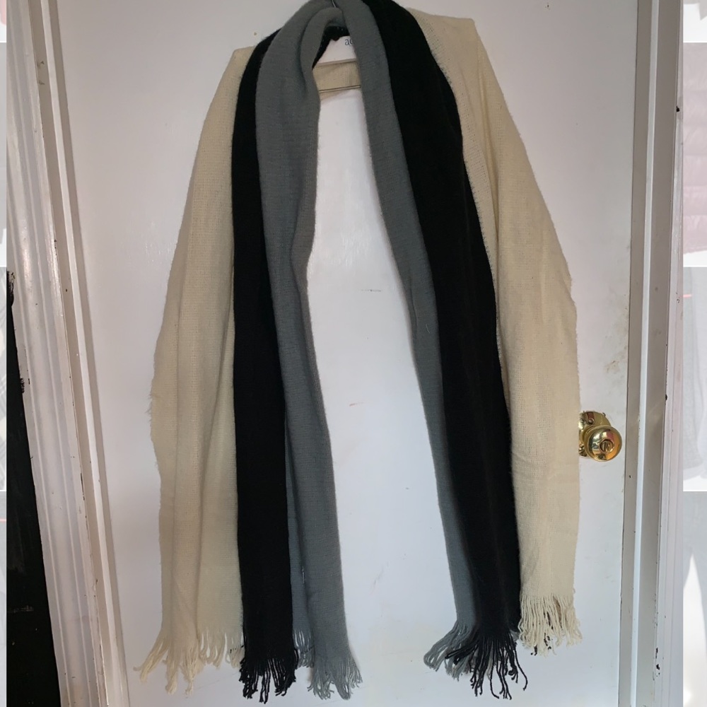 NWT Donni scarf